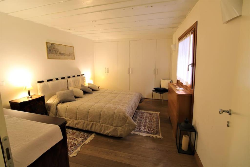San Marco Charming Apartment With Canal View Venetië Buitenkant foto