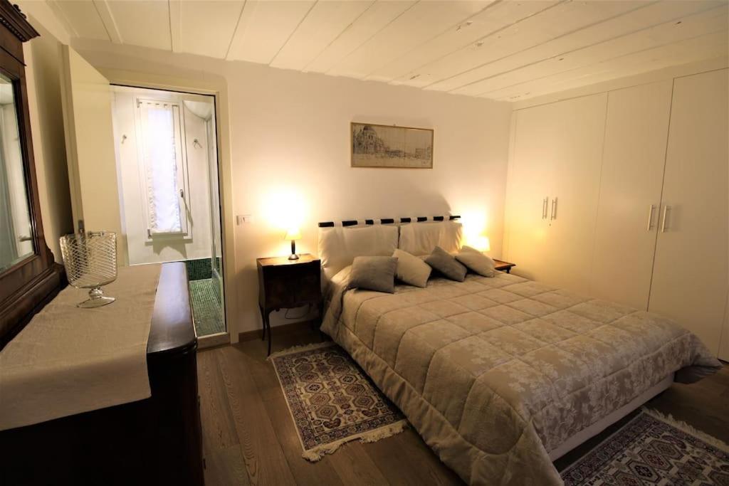 San Marco Charming Apartment With Canal View Venetië Buitenkant foto